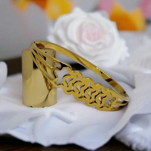 Zebarkart Five Flower Golden Anti Tarnish Bracelet