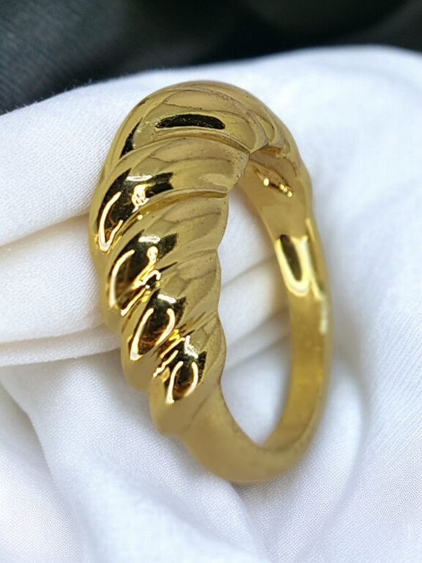 Zebarkart Anti Tarnish Gold Croissant Finger Ring